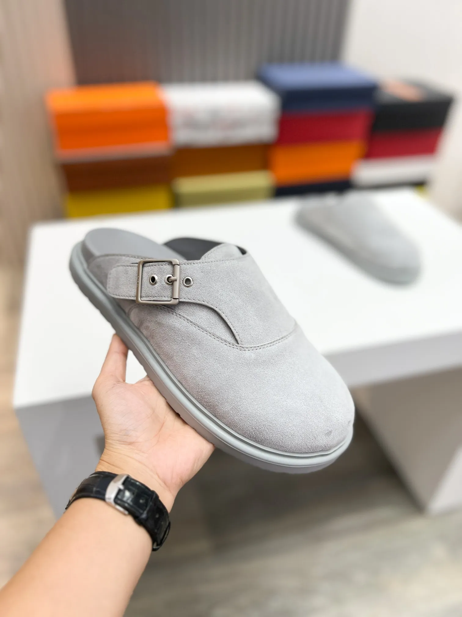 P380 [DIOR] Size 39-44 (38.45 custom-made) 2025ss Dior’s latest men’s slippers are a must-have. Dior Alias ​​Men's Genuine Leather Slippers This summer new Alias ​​sandal embodies a casual and elegant style. Carefully crafted from grained cow leather and Oblique printed fabric, with cowhide lining! Cross-strap design with metal-clad brass CD Diamond logo. The imported cowhide leather and rubber sole adds sophistication and comfort, while Oblique print-effect anti-slip panels add style. No. 012